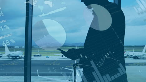 hombre de negocios usando teléfono inteligente, animación de datos financieros sobre el fondo de la pista del aeropuerto