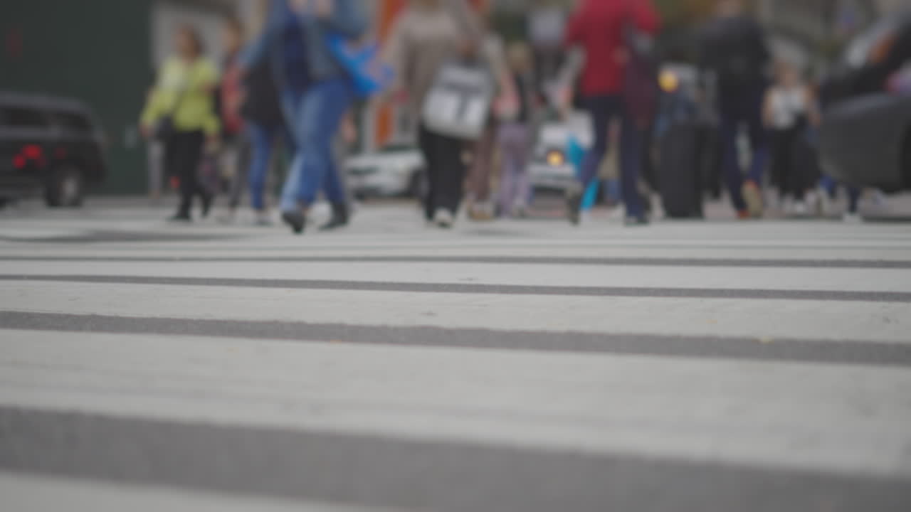 Passaggio pedonale della città trafficata
