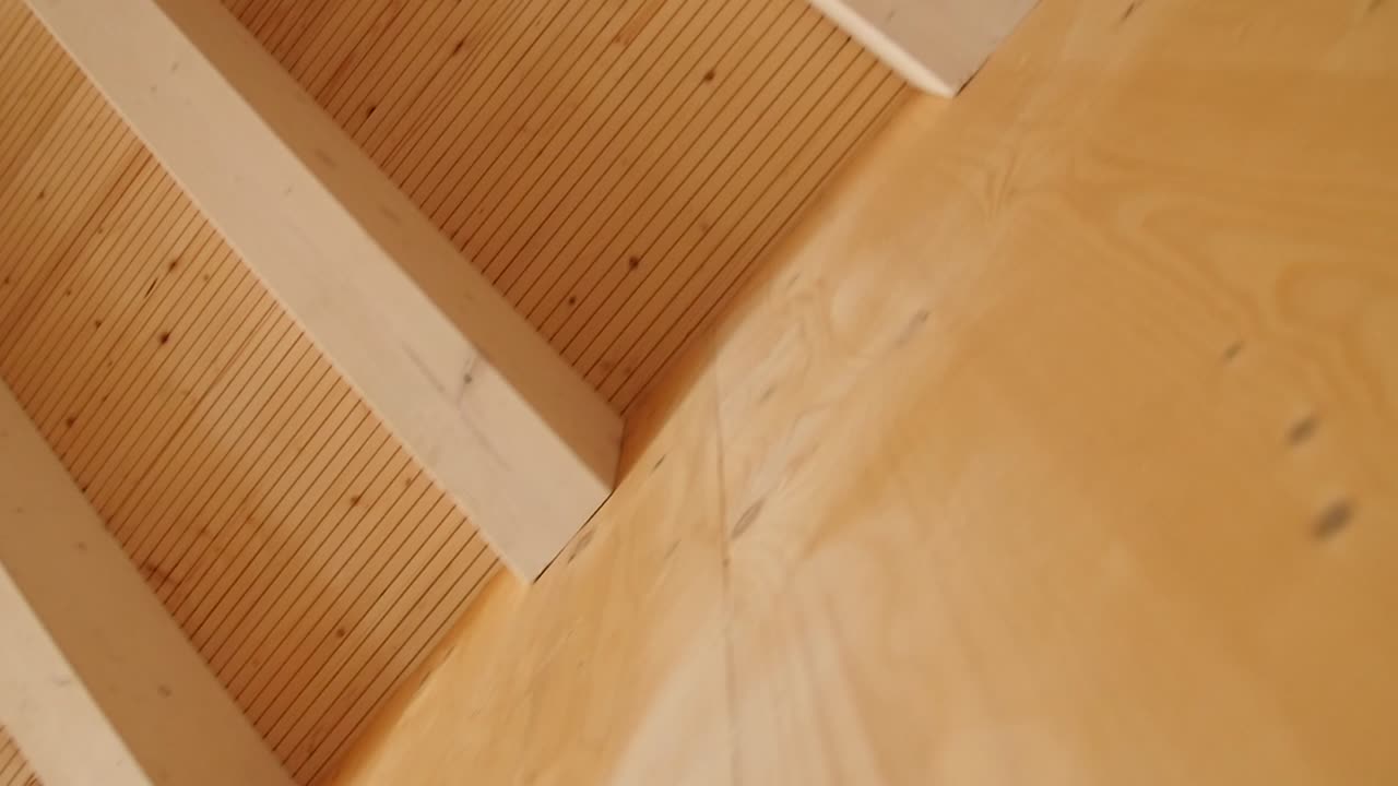 detalle de una pared de madera con techo de madera en una nueva construcción residencial