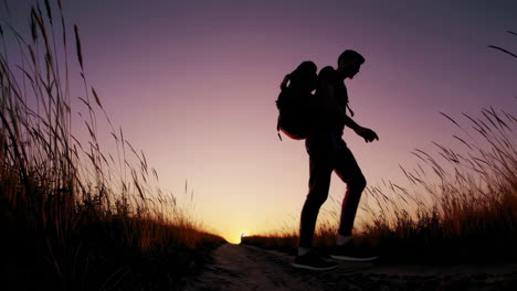 hombre caminando al atardecer