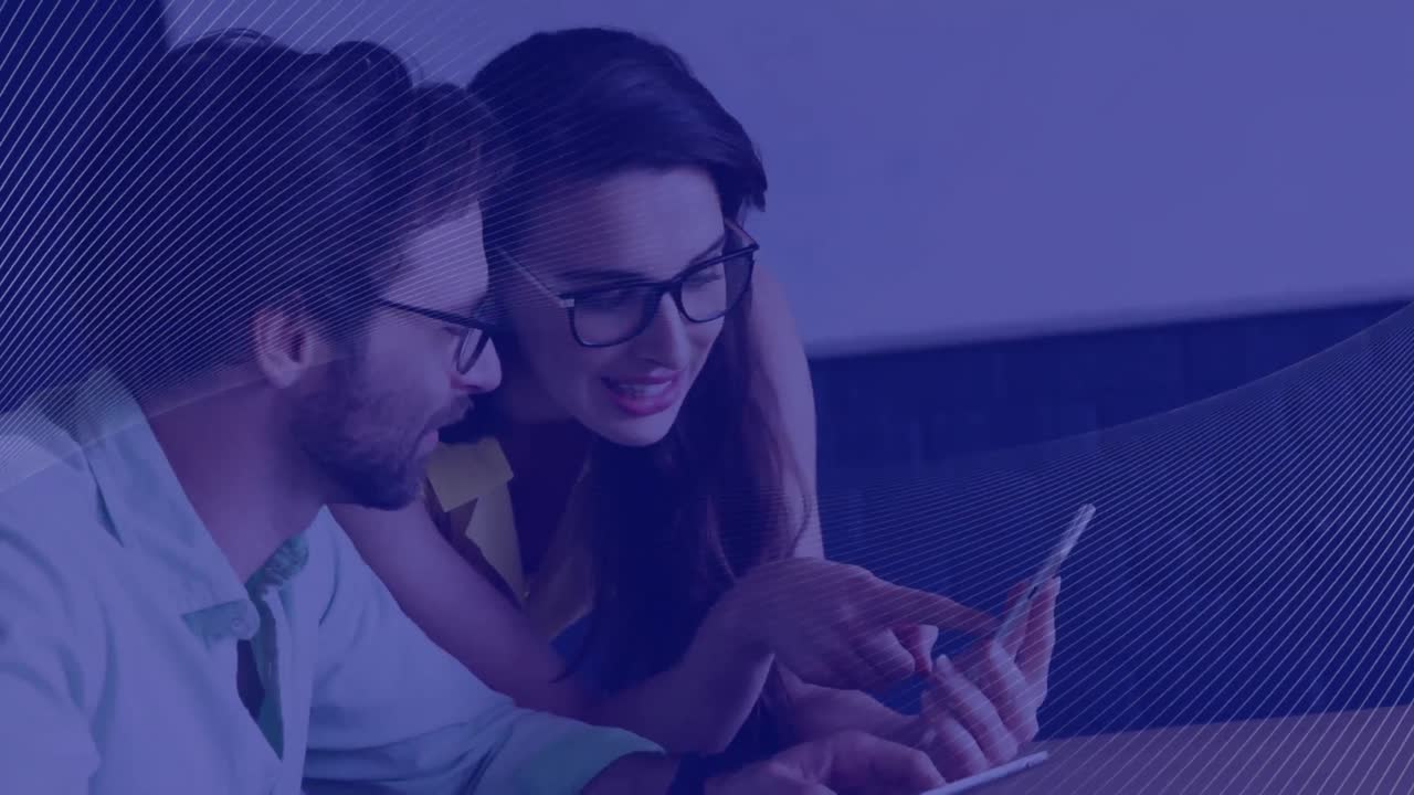 animación de un patrón abstracto sobre diversos compañeros de trabajo discutiendo ideas en el teléfono celular en la oficina