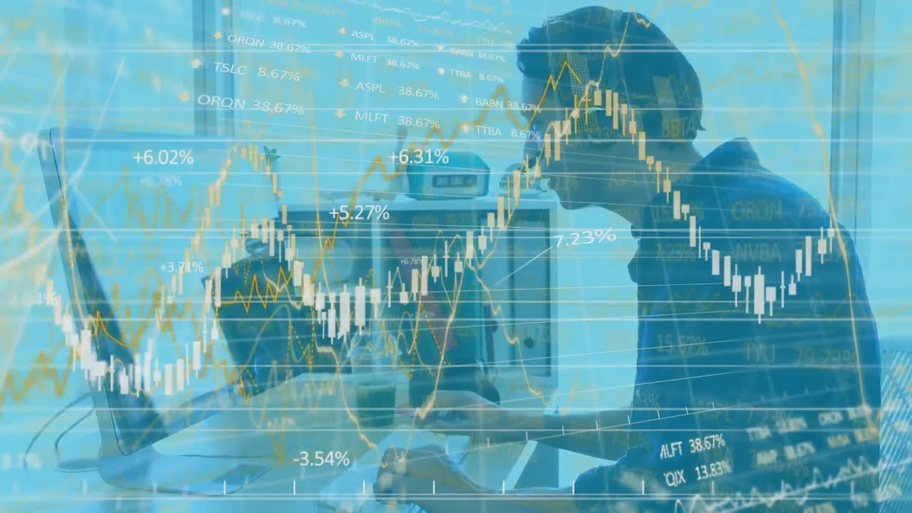 헤드 ⁇ 을 착용하고 통계 및 데이터 기록을 위해 컴퓨터를 사용하는 백인 남자의 애니메이션