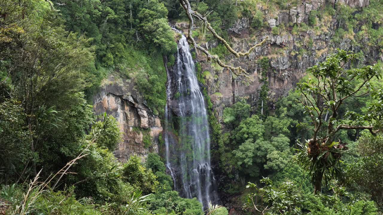 vista espectacular de las cataratas de morans que caen 80 metros hacia el desfiladero del arroyo morans