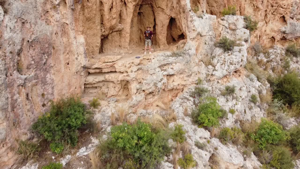arqueólogo examinando una cueva en castellon