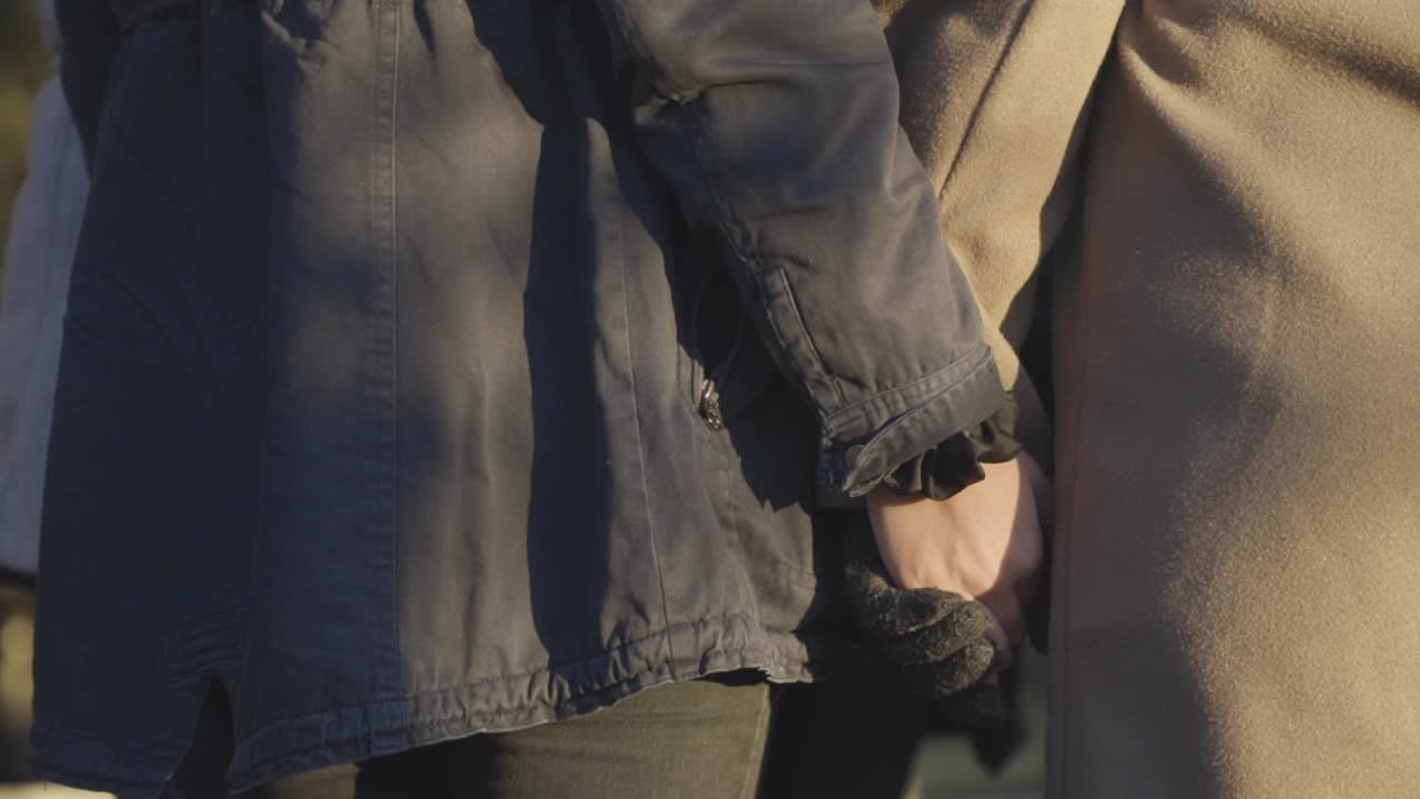 아침에 손을 잡고 있는 커플