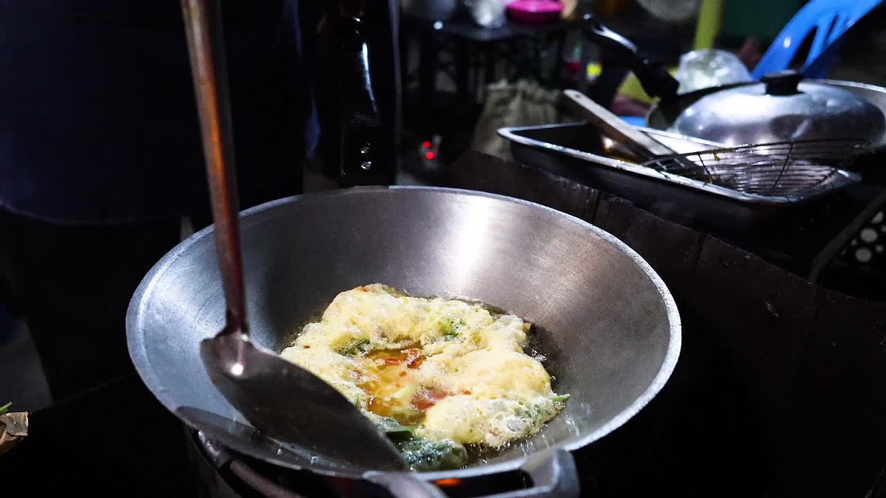 거리 음식 가게 에서 오 을 조리 하는 것