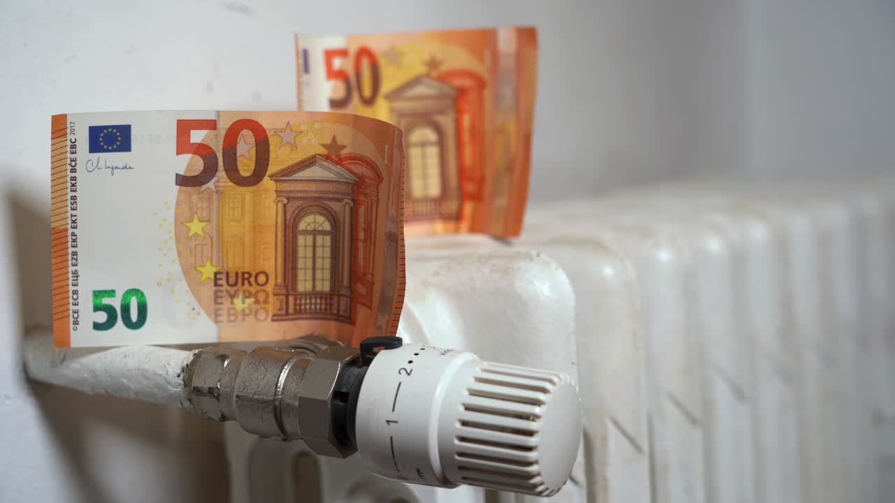 europa, italia, el aumento del costo de la factura de gas y electricidad causa un aumento del precio de la adquisición de materias primas, dinero billete de euro y radiador de calefacción doméstico