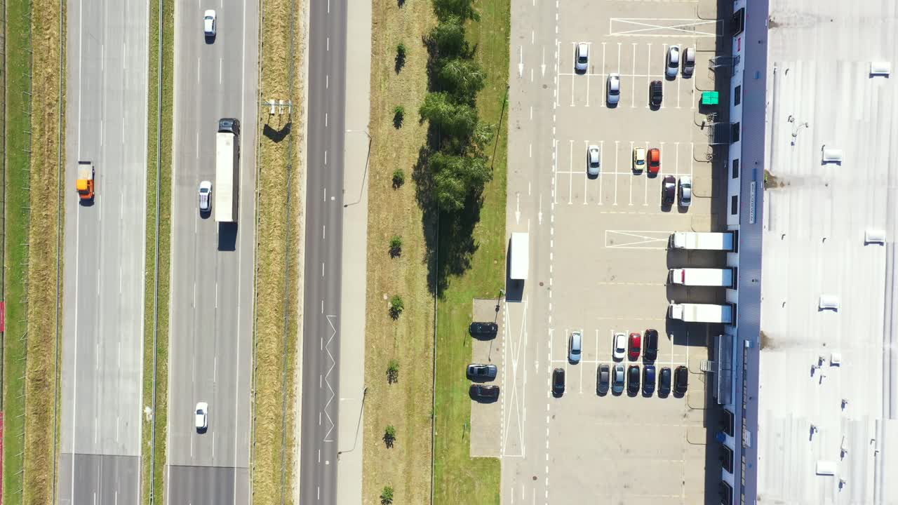 창고가 있는 대형 물류 공원의 공중 최고 전망, 많은 세미트레일러 트럭이 있는 적재 허브