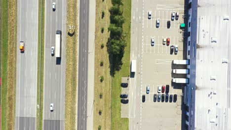 Luftaufnahme-Des-Großen-Logistikparks-Mit-Lager,-Verladeknotenpunkt-Mit-Vielen-Sattelzugmaschinen