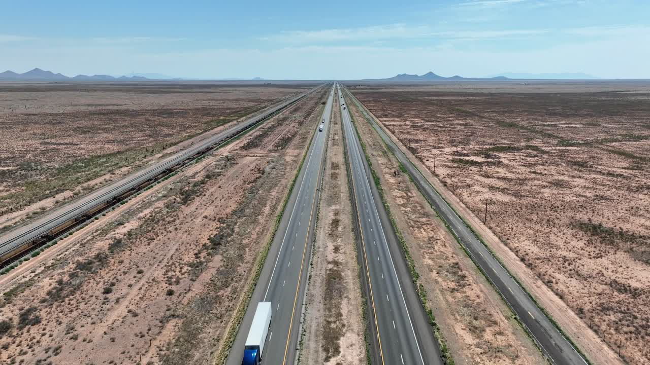 recto y largo camino en el desierto