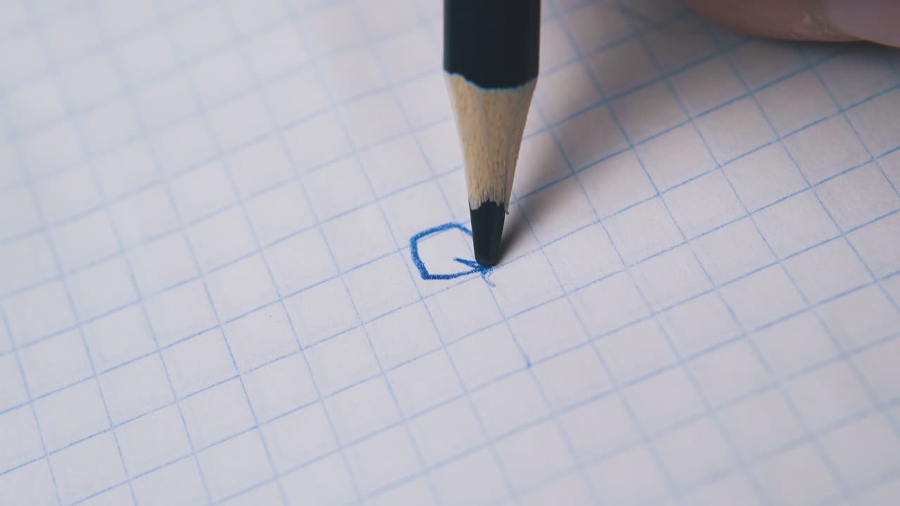 사람이 종이 매크로에 연필 슬레이드를 그려서 깨뜨립니다.