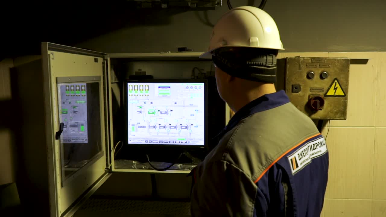 operador de la sala de control industrial