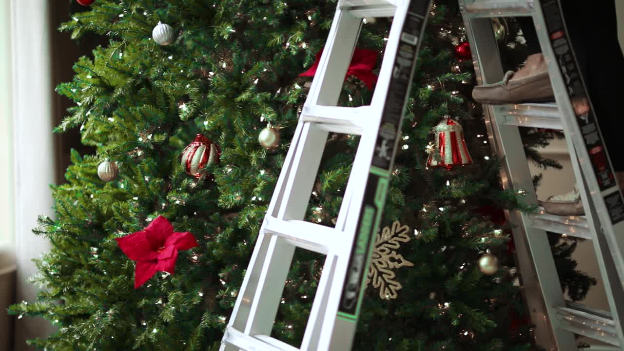 집에 있는 크리스마스 트리 앞에 있는 계단 사다리의 발 - 중간 샷, 슬라이더 오른쪽