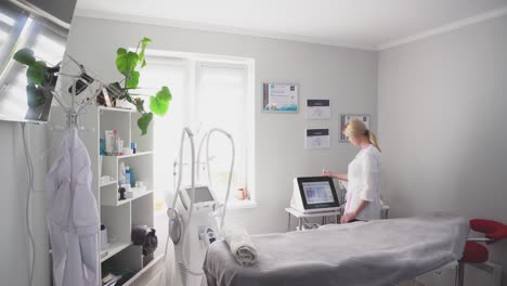 hardware-prozedur in der kosmetologie. der kosmetiker glättet falten mit mikrocurrent. peeling, phonophoresis, massage und facelift in einer schönheitsklinik.