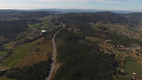 volando sobre los autos que conducen en la carretera del campo