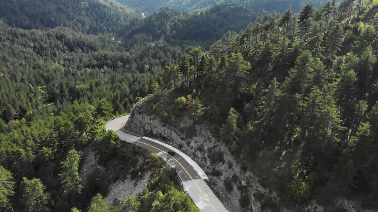 video de dron seguimiento seguimiento panoramización coche montaña camino sinuoso gramos grecia