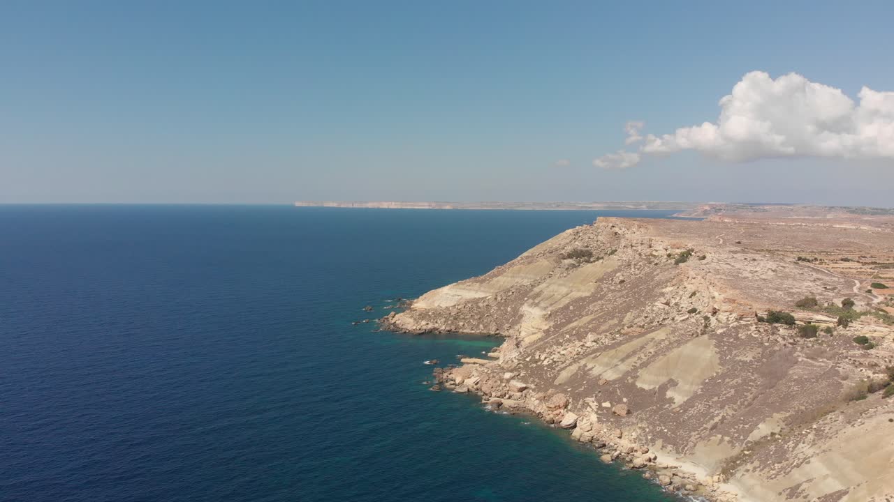 video aéreo de drones del oeste de malta, área de mgarr, bahía de fomm ir-rih
