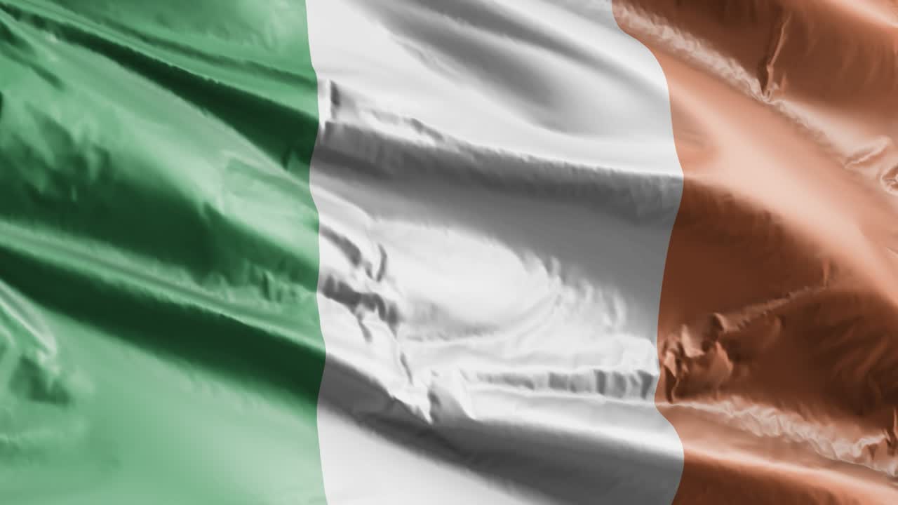 la bandera de irlanda se agita lentamente en el bucle del viento. la bandera irlandesa se balancea suavemente en la brisa. el fondo de relleno completo. 20 segundos de bucle.