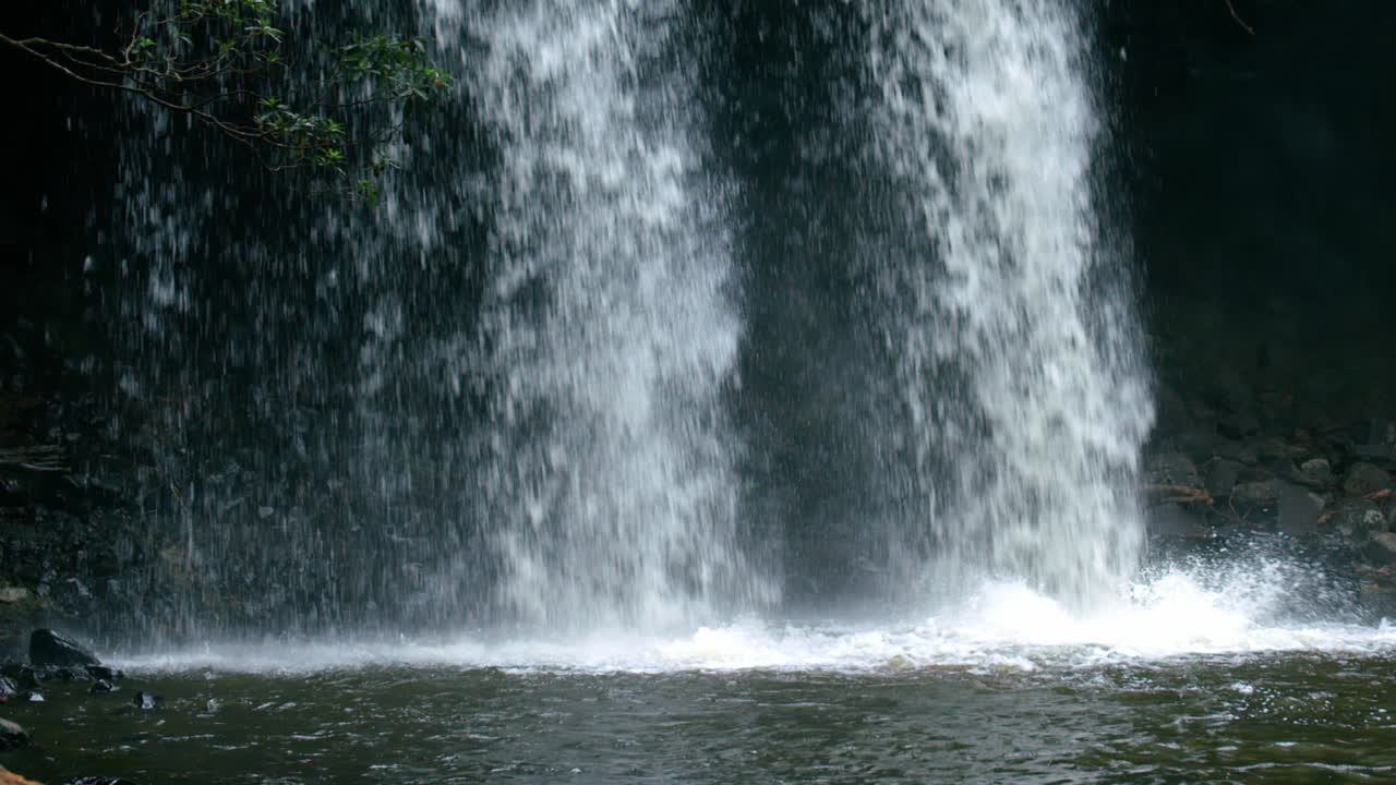 bryon bay, new south wales, australia 근처의 난간 위로 킬른 폭포의 튀는 흐름