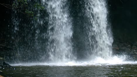 arroyo salpicado de cascadas killen sobre cornisa cerca de bryon bay, nueva gales del sur, australia