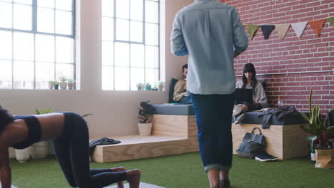 compañía creativa de yoga, salón de estudiantes