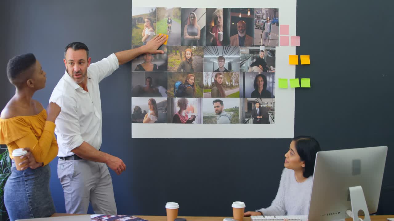 colegas de negocios discutiendo sobre fotografías en la reunión 4k