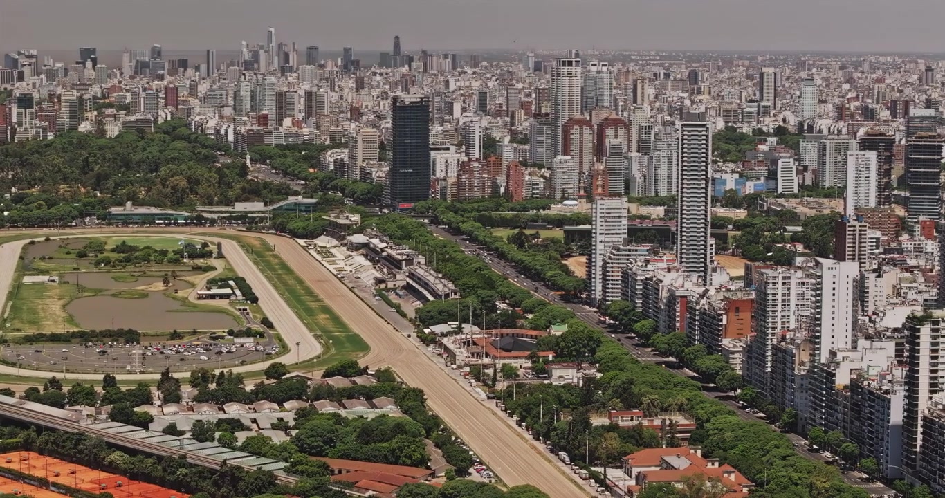 Ripresa aerea zoomata v35 di Buenos Aires, Argentina, sui parchi di Palermo, l'Ippodromo Argentino e il tennis club verso Recoleta e il centro città - Girato con telecamera 5k - 3 gennaio 2026