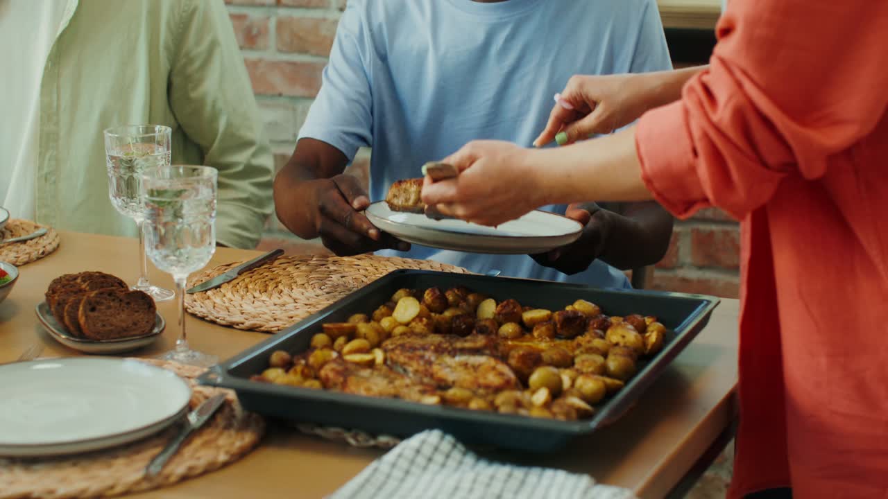 amigos disfrutando de una comida juntos