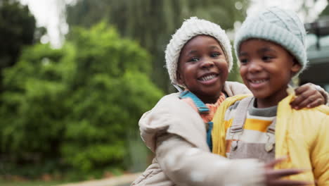 Liebe,-Gesicht-Und-Kinderfreunde,-Die-Sich-Umarmen,-Um-Bindung-Aufzubauen