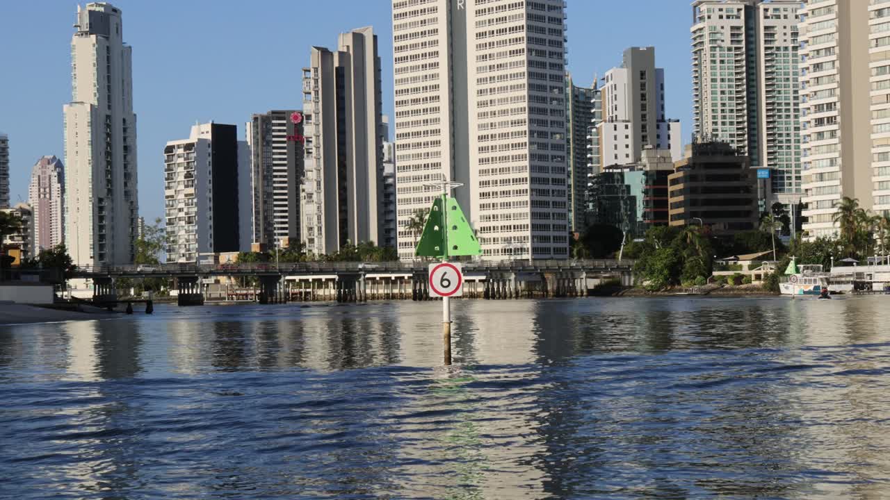 el barco se mueve a través del río frente al paisaje urbano