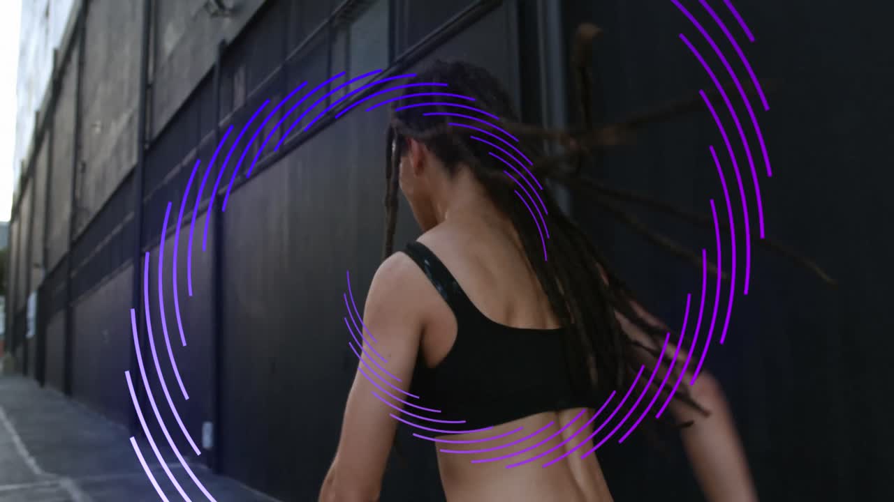 анимация фиолетовой спирали, вращающейся над спортсменкой, бегущей на открытом воздухе с умными часами