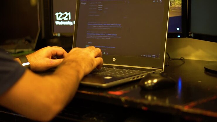 Nærbillede af mandlige hænder, der taster på et bærbart tastatur, ved et bord, tilhørende en forretningsmand, hipster, studerende eller professionel af blandet etnicitet, der studerer eller arbejder med pc-software og teknologi.