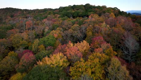 Cresta-Aérea-En-Las-Montañas-Apalaches-Durante-El-Pico-De-Color-De-La-Hoja-De-Otoño-Cerca-De-Banner-Elk-Nc,-Carolina-Del-Norte