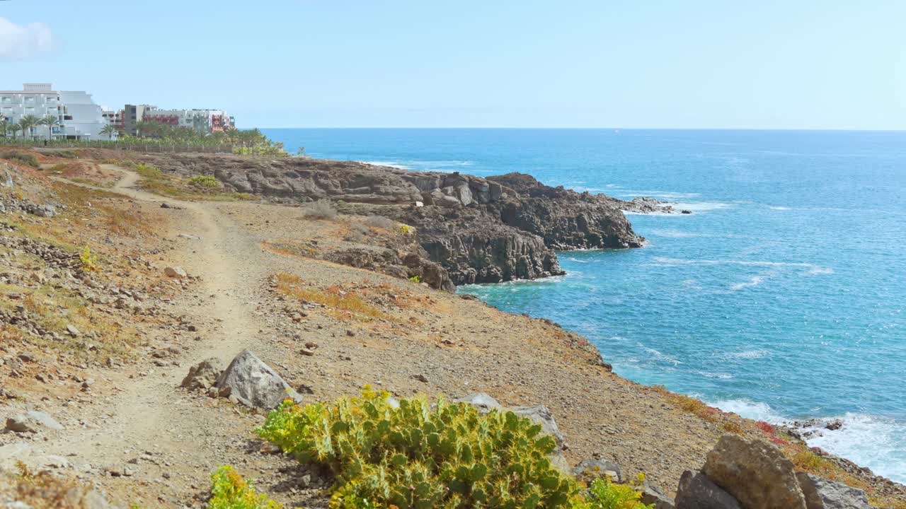 costa adeje con edificios de hoteles y resorts por costa en tenerife, estableciendo
