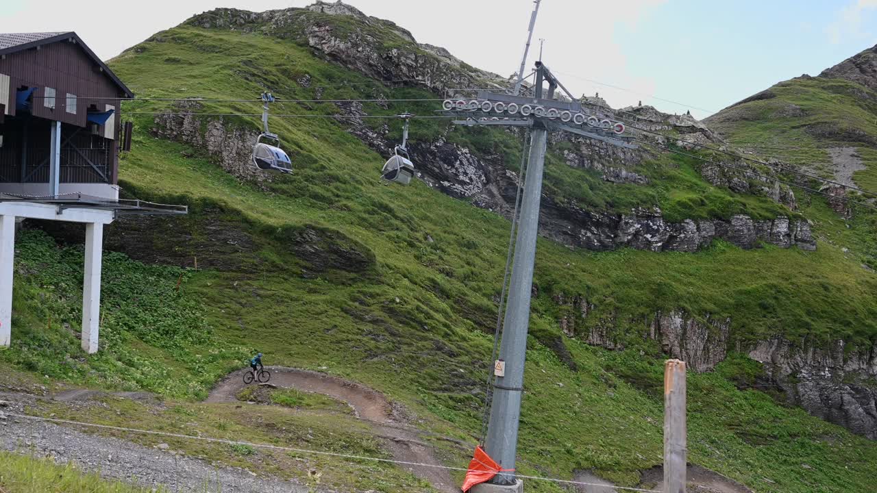 스위스 알프스에 곤돌라가 도착하는 모습, 지지 기둥과 도착 건물, 스위스 알프스, 옵발덴