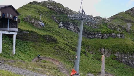 vista de la llegada de una góndola a los alpes suizos, postes de apoyo y edificio de llegada, alpes suizos, obwalden