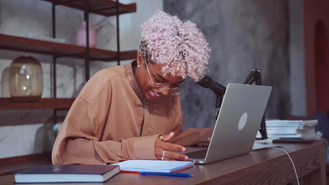 Beautiful young female executive expressing frustration at her laptop computer