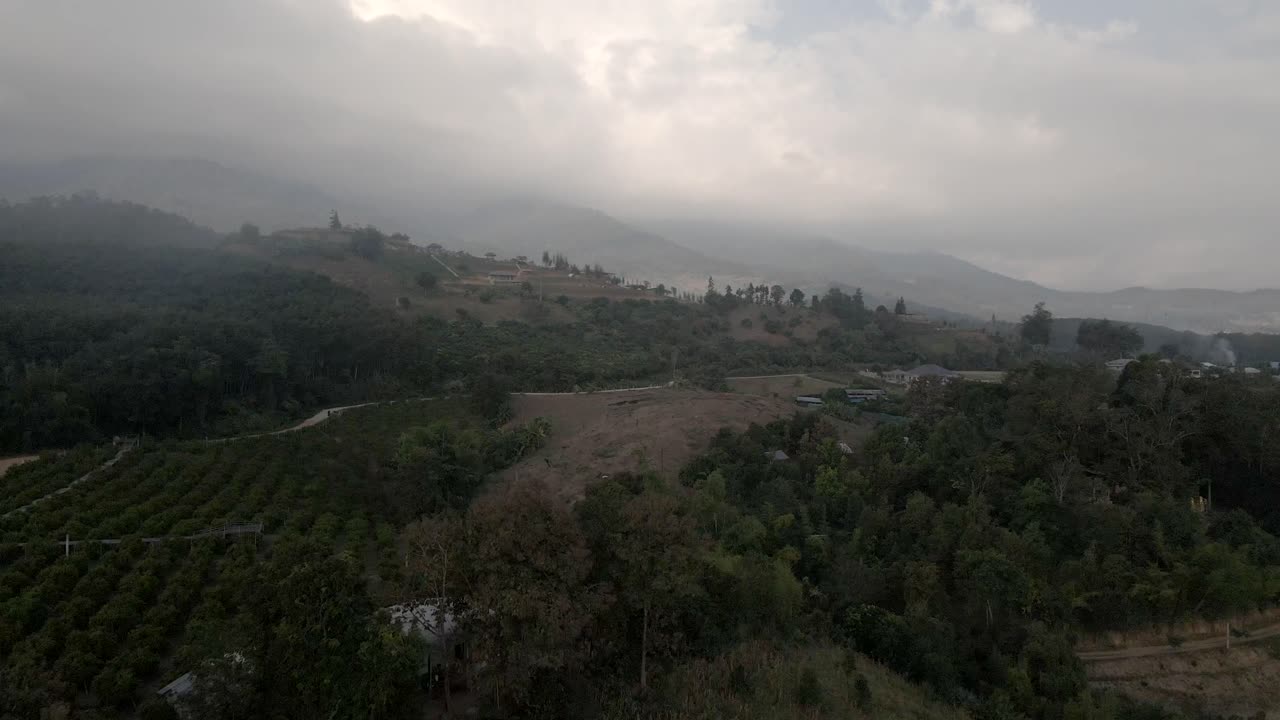 revelar toma de las montañas durante el amanecer en el norte de tailandia