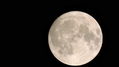 Superluna-En-Movimiento,-Levantándose-Contra-El-Oscuro-Cielo-Nocturno