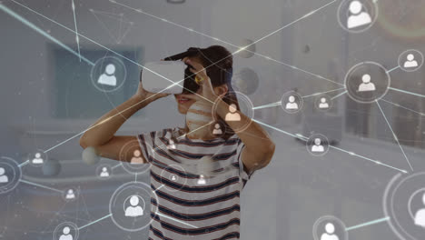 animazione di una rete di connessioni su una donna biraciale usando le cuffie vr