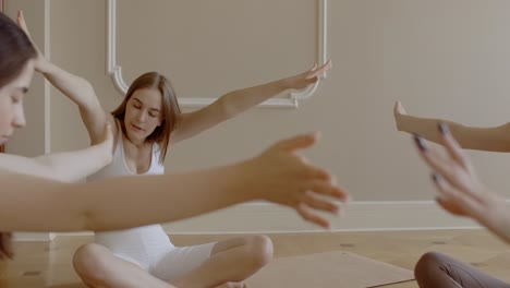mujeres practicando yoga