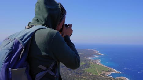 un excursionista toma fotos desde la cima de una montaña, moutti tis sotiras, akamas chipre