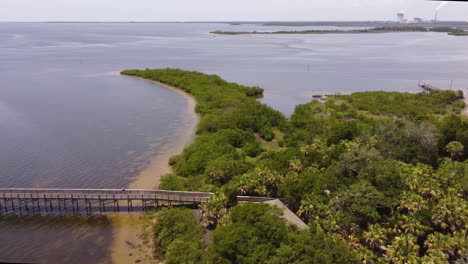 Drohnenaufnahme-Eines-Piers-Auf-Einer-Halbinsel-In-Florida