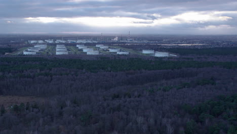gran base de gasolina cerca de gdansk - imágenes de drones al atardecer