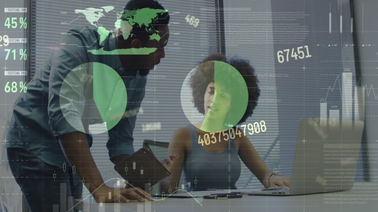 animación del procesamiento de datos financieros sobre diversas personas de negocios que trabajan en la oficina