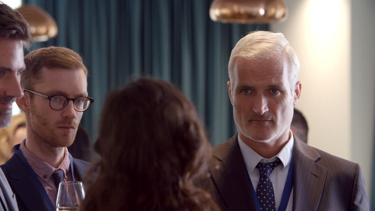 컨퍼런스 술 리셉션에서 네트워킹