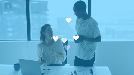 animación de reacciones en las redes sociales sobre diversas compañeras de trabajo en la oficina