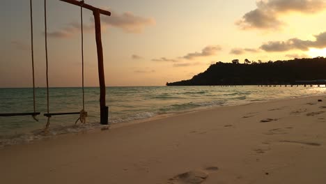 Paisaje-Romántico-De-Un-Columpio-En-Una-Playa-Durante-La-Puesta-De-Sol-En-Sok-San-En-La-Isla-De-Koh-Rong,-Camboya