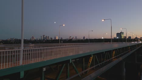 la cámara se eleva mostrando dos cubiertas del puente de gdanski y luego revelando un panorama de la ciudad de varsovia