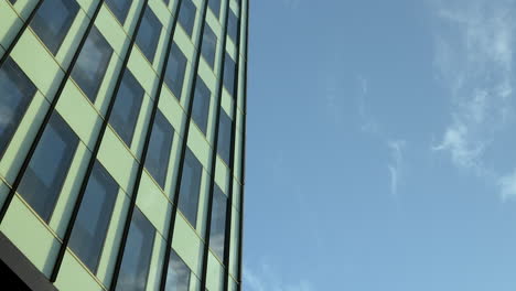 Edificio-Alto-Con-Fachada-De-Vidrio-Estampada-Bajo-Un-Cielo-Azul